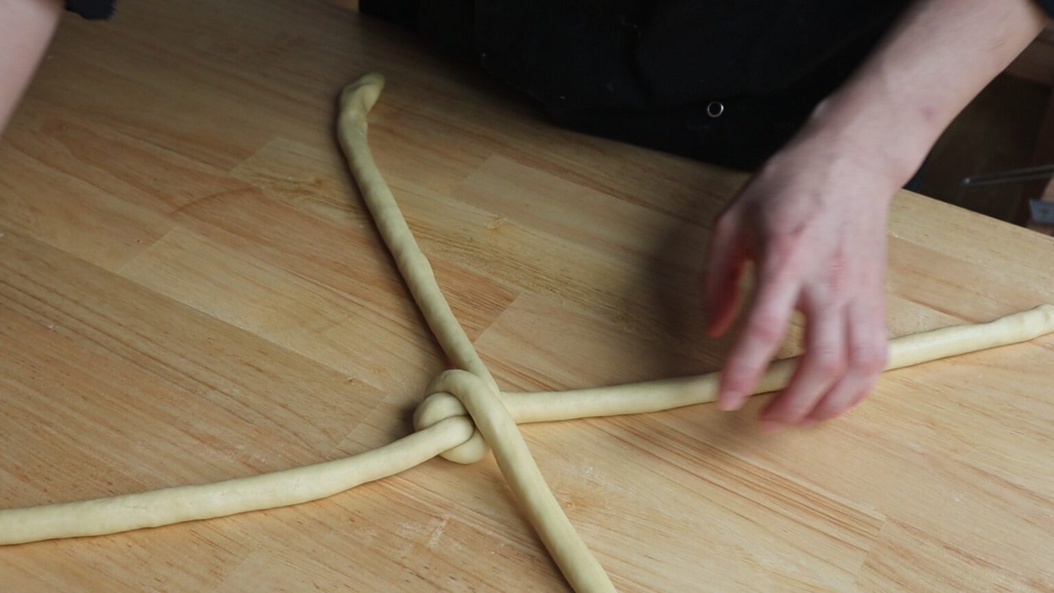 イースターの編み込みパンのレシピ